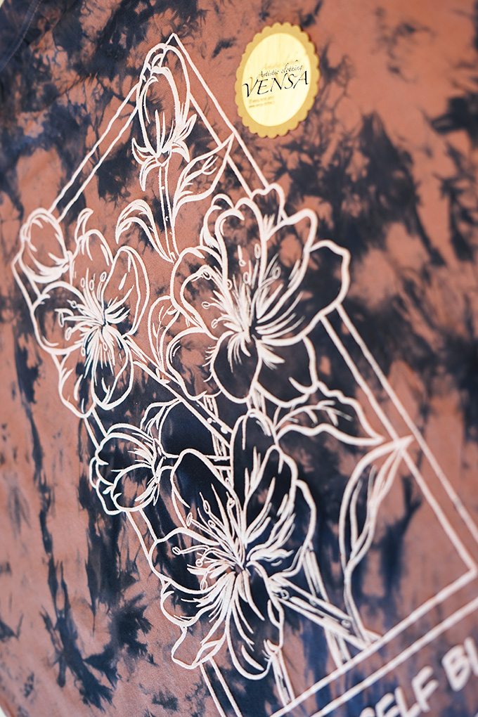 تیشرت رنگرزی با دست و چاپ گل پفکی